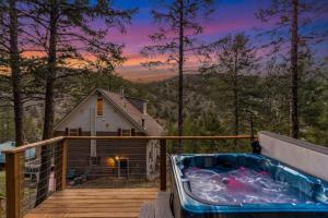 un jacuzzi en la terraza de una casa en King of the Mountain. Private Hot Tub. Pets allowe, en Idaho Springs
