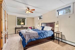Un dormitorio con una cama y un ventilador de techo. en King of the Mountain. Private Hot Tub. Pets allowe, en Idaho Springs