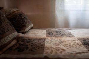 Ένα ή περισσότερα κρεβάτια σε δωμάτιο στο Le pavillon des cerisiers