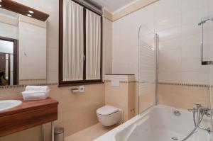Kúpeľňa v ubytovaní Luxury Rooms Near the Beach3