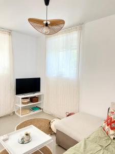 ein Wohnzimmer mit einem Bett und einem Flachbildfernseher in der Unterkunft Koselig Lodge in Pídhasos + 19 Fotos