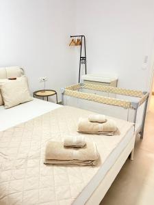 ein Schlafzimmer mit einem großen Bett mit Handtüchern darauf in der Unterkunft Koselig Lodge in Pídhasos