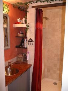 La salle de bains est pourvue d'une douche et d'un lavabo. dans l'établissement La Baumo 1 und 2, à Le Beaucet
