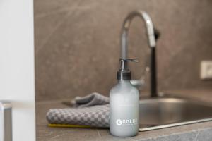 a bottle of detergent sitting next to a sink at Tofthof fife in Westerhever