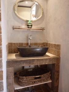 Le BeaucetにあるLa Baumo 1 und 2のバスルーム(黒い洗面台、鏡付)