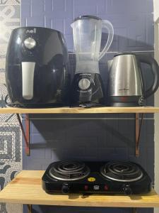 una macchinetta del caffè e un frullatore su una mensola di Flat 23, Condomínio Manguezal a Porto De Galinhas Altre 18 foto