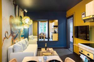 a living room with yellow and blue walls at Japan Universe Spa & Arcade in Mulhouse +32 photos