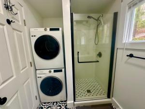 a washing machine and a washer in a bathroom at Beary Cozy in Fairview