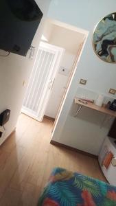 バーリにあるSuite Romeoの白いドア付きの部屋、テーブル付きの部屋