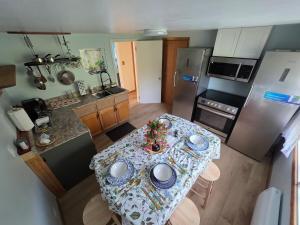 una vista superior de una cocina con una mesa con platos encima. en Cozy 2-bedroom Downtown Apartment Campbellton Walk to Cafés & Shops, en Campbellton