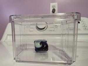 un recipiente de vidrio con un ratón de ordenador negro dentro en Cozy 2-bedroom Downtown Apartment Campbellton Walk to Cafés & Shops, en Campbellton