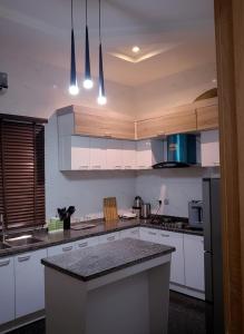 Dapur atau dapur kecil di Luxurious 3 Bedroom Semi-Detached Duplex, Lekki