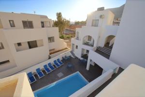 Luftaufnahme eines Hauses mit Swimmingpool in der Unterkunft Dodomar Selections in Perissa