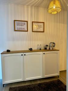 Armario blanco con encimera en una habitación en ZA Apartment, en Korçë