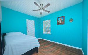 En eller flere senge i et værelse på 3 bedroom Country Home retreat