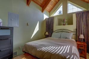 une chambre avec un lit dans une pièce avec une fenêtre dans l'établissement Pet Friendly Waveseeker Private Yard, à White Salmon