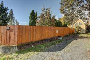 une clôture en bois devant une maison dans l'établissement Pet Friendly Waveseeker Private Yard, à White Salmon