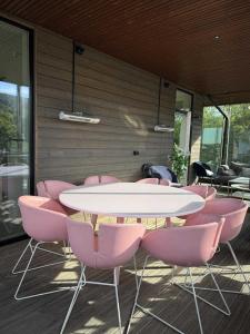 tavolo e sedie con tavolo bianco e sedie rosa di Platinum VIP - Northern light luxury house a Tromsø