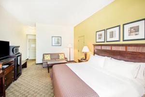 Кровать или кровати в номере Holiday Inn Roanoke - Tanglewood Route 419 & I 581 by IHG +70 фотографий