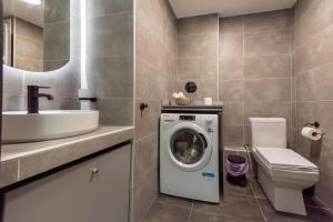 テッサロニキにあるMondeus Inn Luxury Suites Δ1 & Δ2の洗濯機と洗面台を備えたバスルーム +92枚の写真