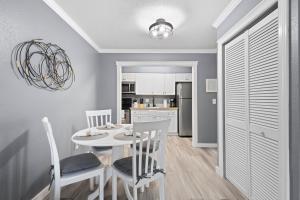 Η κουζίνα ή μικρή κουζίνα στο Anchor house 1 Bath/Bed condo, less than 10 min from Siesta Beach