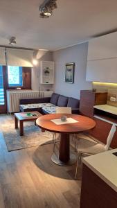 a living room with a table and a couch at Apartman Bjanka 308 in Kopaonik