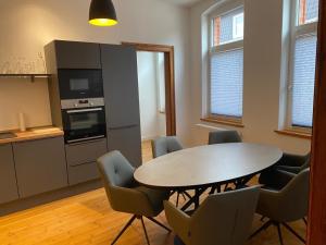 a kitchen with a table and chairs in a room at Stadtwohnung im Altbaustil in Paderborn