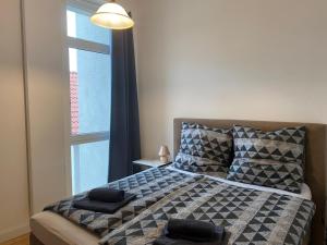 a bedroom with a bed with pillows and a window at Stadtwohnung im Altbaustil in Paderborn