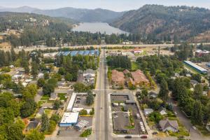 eine Luftansicht einer Stadt mit See in der Unterkunft Downtown Studio #9 Food Truck Pavilion Next Door! in Coeur d'Alene + 2 Fotos