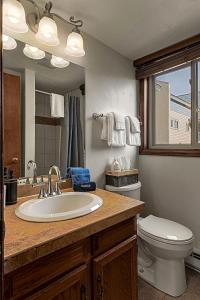 スティームボート・スプリングズにあるPowder Peak Retreatの洗面台、トイレ、鏡のあるバスルーム