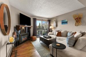 スティームボート・スプリングズにあるPowder Peak Retreatのソファと暖炉のあるリビングルーム