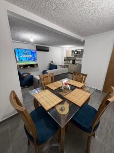a dining room table and chairs in a living room at Apartamento exclusivo en ricaurte Cundinamarca in Ricaurte