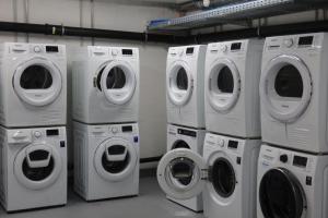 a group of washing machines and washers in a laundry room at WYBA Living, stilvoll&zentral in St Gallen -6min zur Olma Messe in St. Gallen