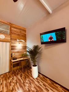 Un televizor și/sau centru de divertisment la Hotel Mauka Boutique Villas +11 fotografii