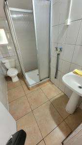 Et badeværelse på Cabaña Bosques de Santa Elvira