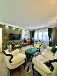 TV a/nebo společenská místnost v ubytování Royal Baroque Apartment with Stunning Views