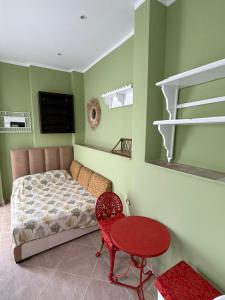 Habitación con cama, mesa y silla en L'expérience Roof Top de La Marsa, 