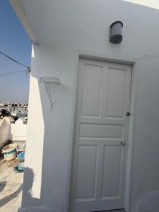 una puerta blanca en el costado de un edificio en L'expérience Roof Top de La Marsa, 