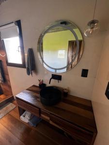 Un baño con lavabo y un espejo grande. en Casa las lomas, en Miramar 4 fotos más