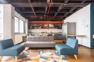 una sala de estar con un sofá y dos sillas en Dormitorios en Medellín con áreas comunes, Coworking - Be Together by Roots Rentals TOG HAB, en Medellín 29 fotos más