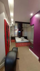 a room with a bed and a couch in it at Motel Só Prazer na COP 30 aptos in Marituba