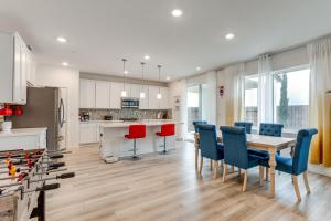 Nhà bếp/bếp nhỏ tại Modern Family Home in Suburbs of Sacramento!
