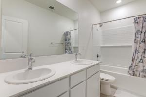 Phòng tắm tại Modern Family Home in Suburbs of Sacramento! +17 ảnh