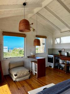 ein Wohnzimmer mit Sofa und Tisch in der Unterkunft Casitas Punta del Diablo in Punta Del Diablo