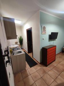 y cocina con fregadero y fogones. en Appartamento vicino alla madonnina di tortona, en Tortona 4 fotos más