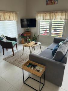 ein Wohnzimmer mit Couch und Tisch in der Unterkunft B's Hidden Paradise in Philipsburg