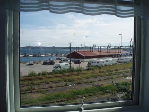 Blick auf den Yachthafen von einem Fenster aus in der Unterkunft Villa Solviken in Lysekil