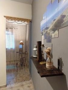 Una habitación con una jaula de pájaros en un estante de madera. en Casa Aconchegante, en Caparaó Velho