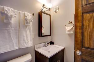 Koupelna v ubytování Free Parking Pet Friendly Private Entry MedCenter