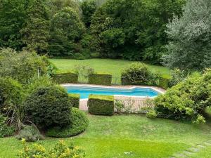 a swimming pool in the middle of a yard at Quinta en Pilar - cerca del Polo in Pilar